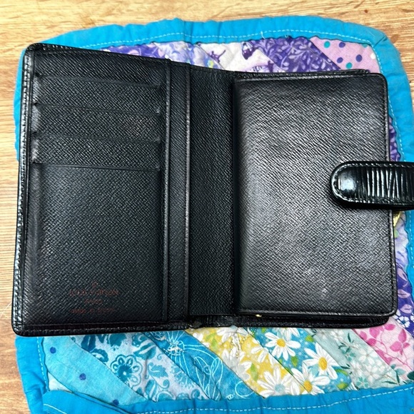 Louis vuitton black epi compact  french wallet. See pics for flaws - Picture 9 of 16